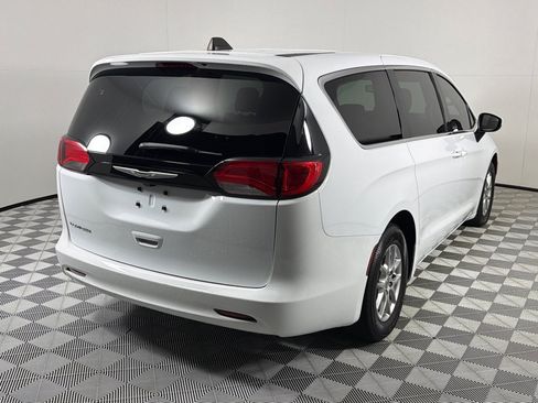 Used 2023 Chrysler Voyager LX FWD image 5