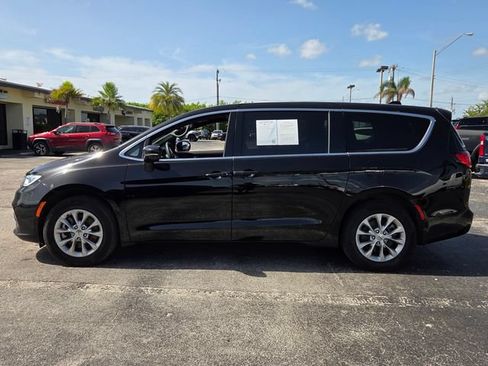 Used 2025 Chrysler Pacifica Select AWD/4WD image 4