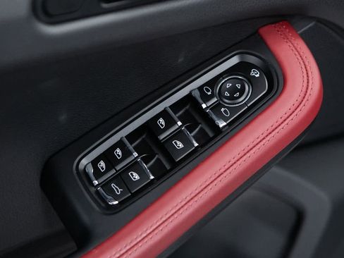 Certified 2024 Porsche Macan image 18