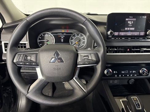 Used 2022 Mitsubishi Outlander ES image 16