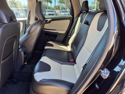 Used 2017 Volvo XC60 T5 Dynamic w/ Advanced Package image 18