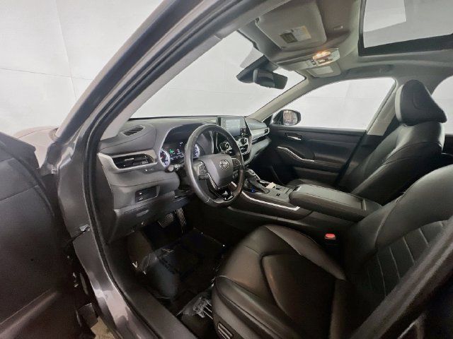 Used 2021 Toyota Highlander XLE FWD image 18
