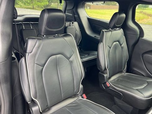 Used 2025 Chrysler Pacifica Limited FWD image 35
