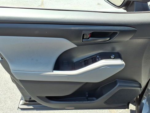 Used 2025 Toyota Highlander LE FWD image 16