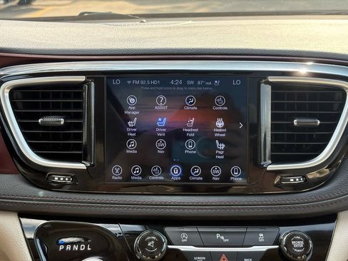 Used 2017 Chrysler Pacifica Limited FWD image 18
