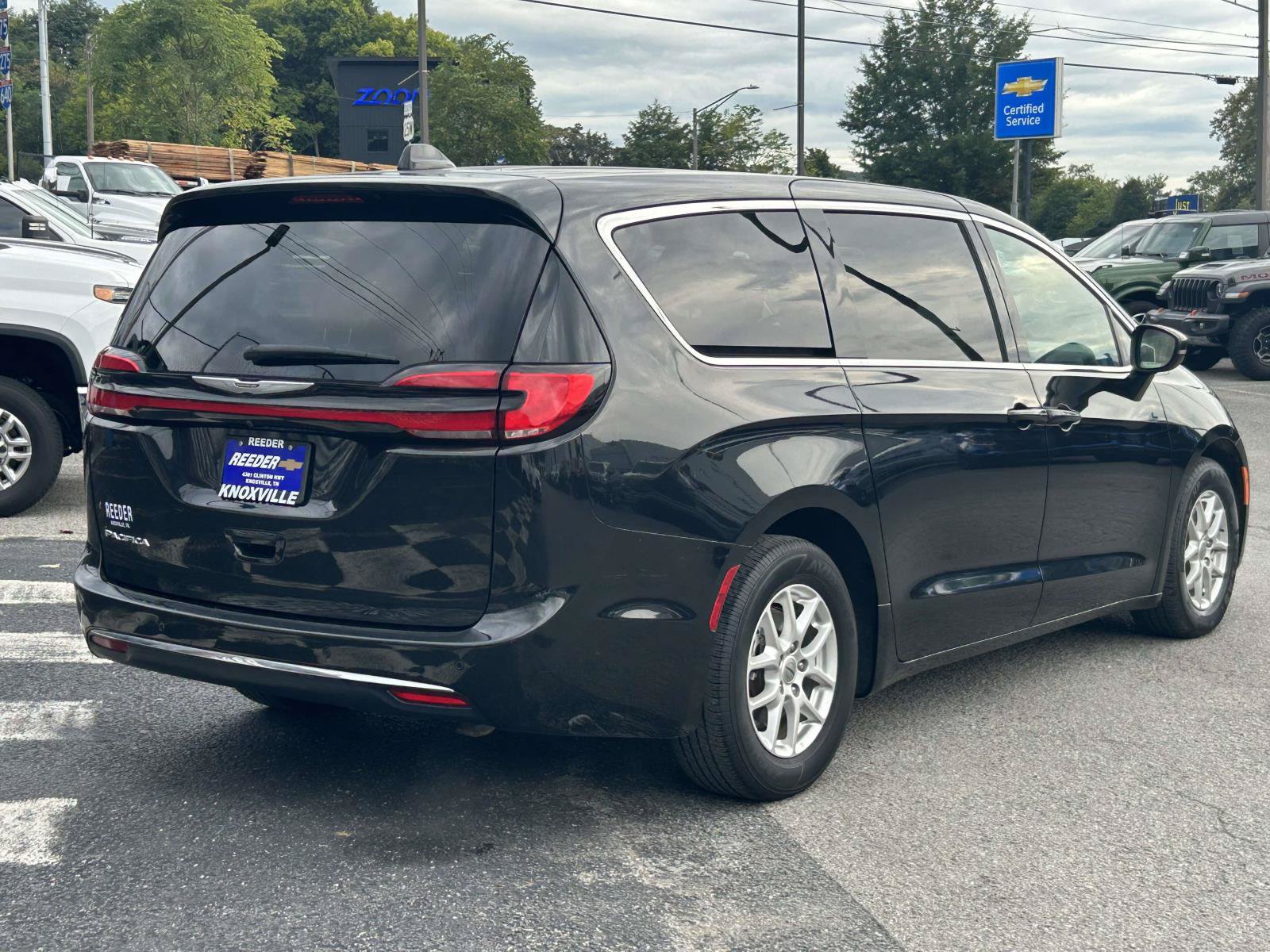 Used 2023 Chrysler Pacifica Touring-L FWD image 7
