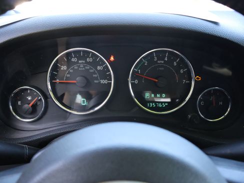 Used 2017 Jeep Wrangler Unlimited Sahara w/ Connectivity Group AWD/4WD image 29