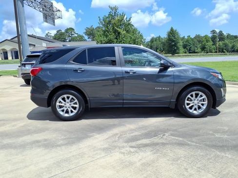 Used 2021 Chevrolet Equinox LS w/ LS Convenience Package FWD image 2