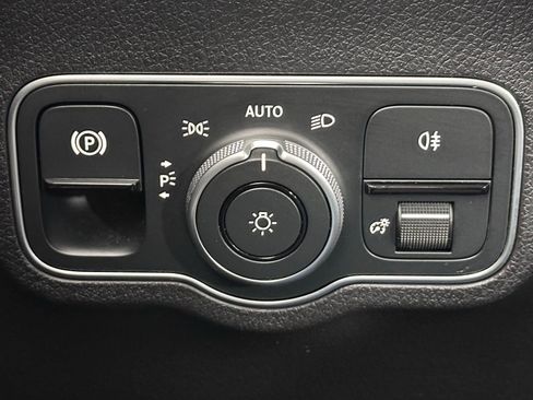 Used 2024 Mercedes-Benz EQB 300 4MATIC image 36