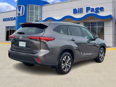 Used 2023 Toyota Highlander XLE image 7