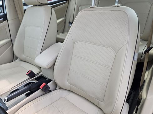 Used 2017 Volkswagen Passat 1.8T SE FWD image 11