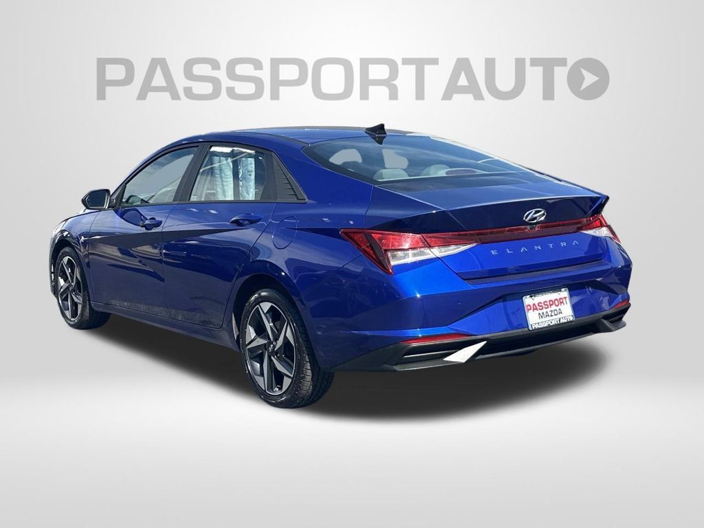 Used 2023 Hyundai Elantra SEL w/ Convenience Package FWD image 2