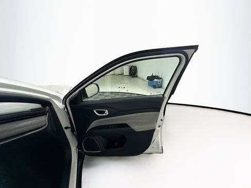 Used 2025 Jeep Compass Latitude image 29