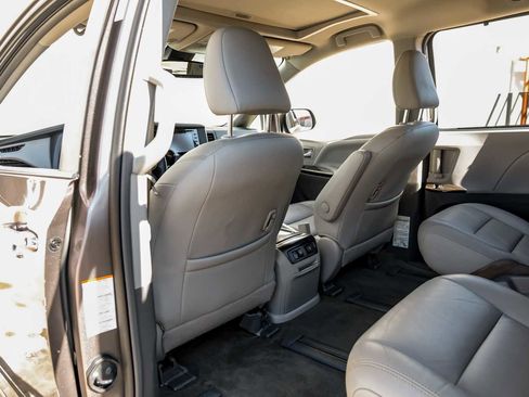 Used 2018 Toyota Sienna XLE image 40