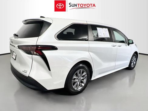 Used 2024 Toyota Sienna XLE FWD image 4