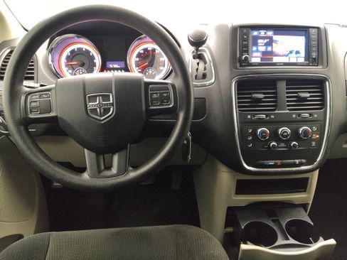 Used 2019 Dodge Grand Caravan SE w/ UConnect Hands-Free Group image 22