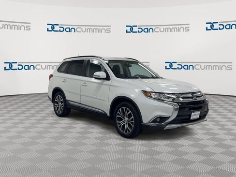 Used 2016 Mitsubishi Outlander SE image 2