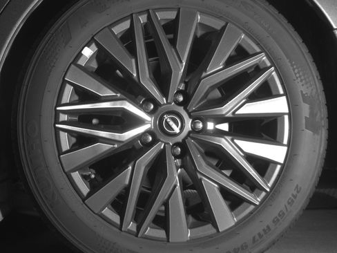 Used 2025 Nissan Altima 2.5 SV FWD image 14