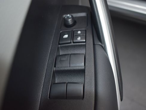 Used 2025 Toyota Corolla Cross L image 16