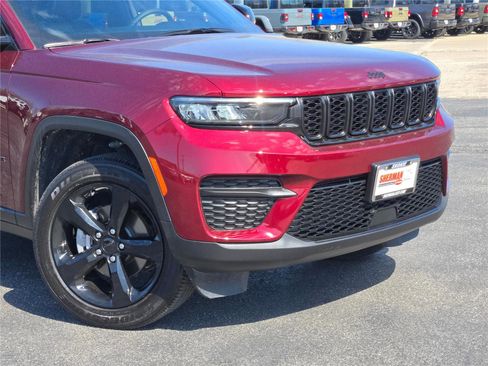 Certified 2025 Jeep Grand Cherokee Altitude AWD/4WD image 2