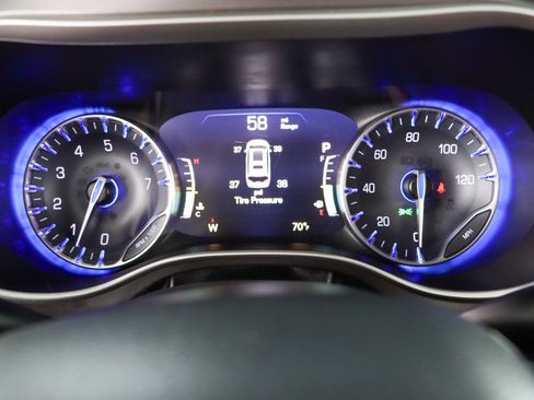 Used 2023 Chrysler Pacifica Touring-L FWD image 15