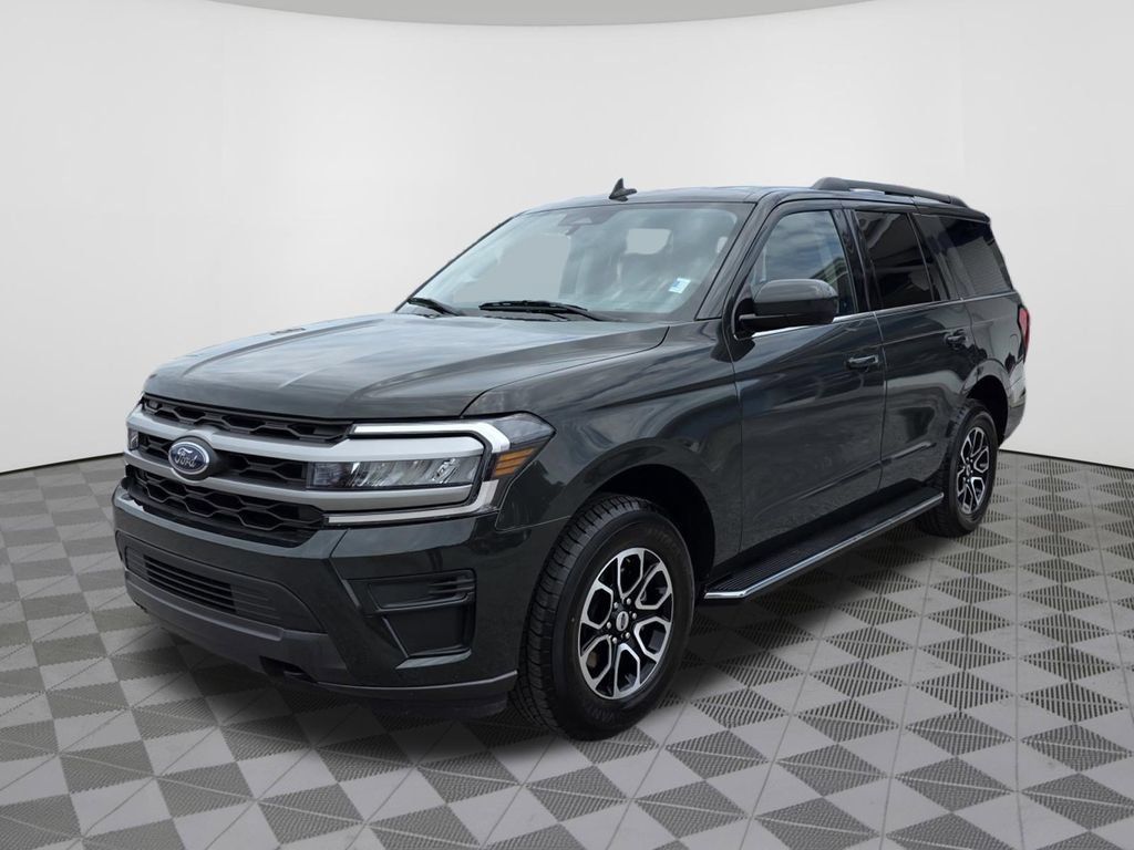 Used 2023 Ford Expedition XLT AWD/4WD image 2