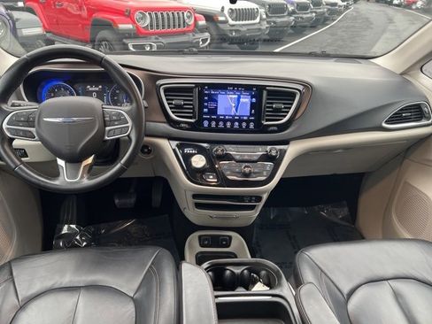 Used 2017 Chrysler Pacifica Touring-L image 18