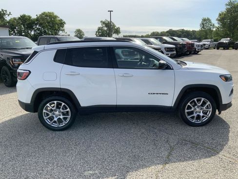 Used 2023 Jeep Compass Latitude AWD/4WD image 13