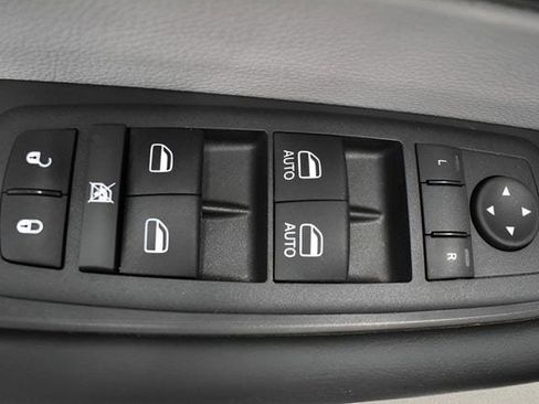 Used 2023 Chrysler Pacifica Touring-L image 23