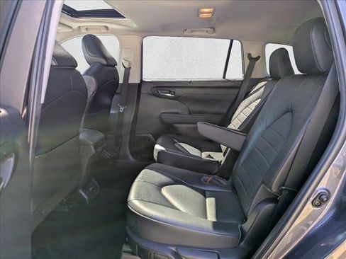 Used 2022 Toyota Highlander XLE image 19