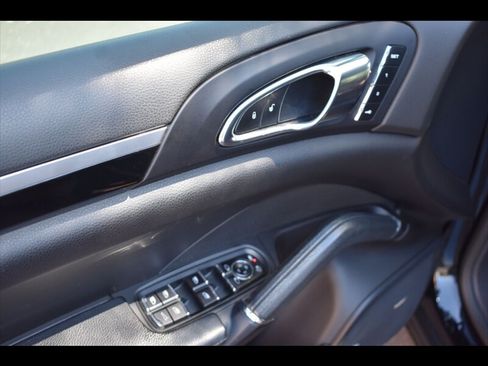Used 2016 Porsche Cayenne w/ Premium Package AWD/4WD image 17