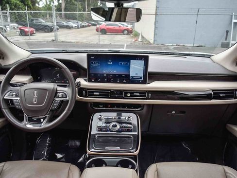 Used 2022 Lincoln Nautilus Reserve w/ Luxury Package image 12