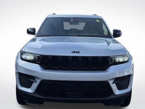 Used 2023 Jeep Grand Cherokee Altitude image 3