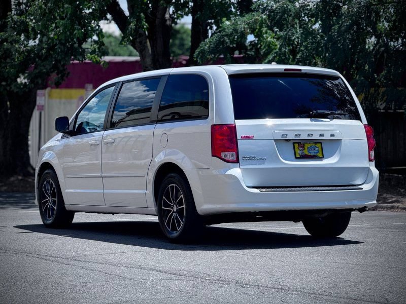 Used 2017 Dodge Grand Caravan SXT w/ Blacktop Package FWD image 5
