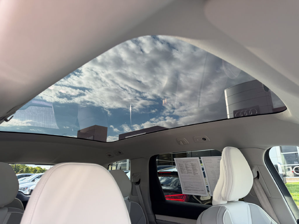 Certified 2025 Volvo EX90 Plus AWD/4WD image 17