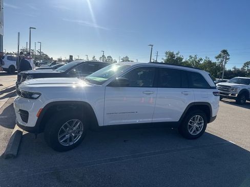 Used 2025 Jeep Grand Cherokee Laredo X image 2