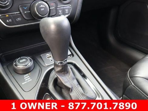 Used 2021 Jeep Cherokee Latitude Plus image 24