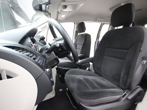 Used 2019 Dodge Grand Caravan SE w/ UConnect Hands-Free Group image 10