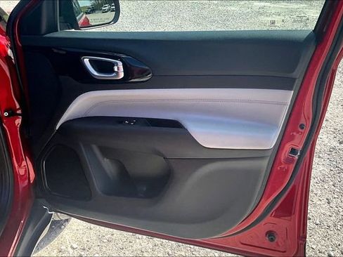 Used 2025 Jeep Compass Limited image 24