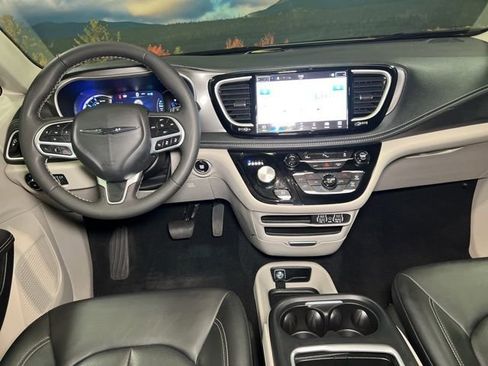 Used 2024 Chrysler Pacifica Limited FWD image 67