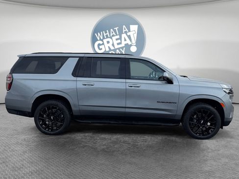 Used 2024 Chevrolet Suburban RST w/ Luxury Package image 2