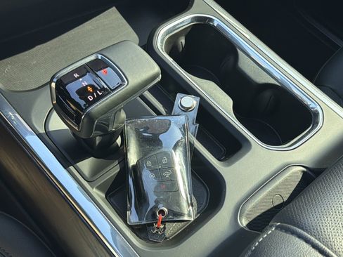 Used 2026 GMC Sierra 1500 SLT RWD image 34