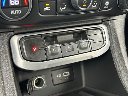 Used 2022 GMC Acadia SLE w/ Driver Convenience Package FWD image 28