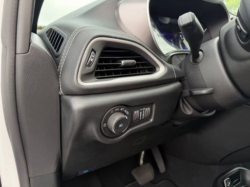 Used 2026 Chrysler Pacifica Select FWD image 13