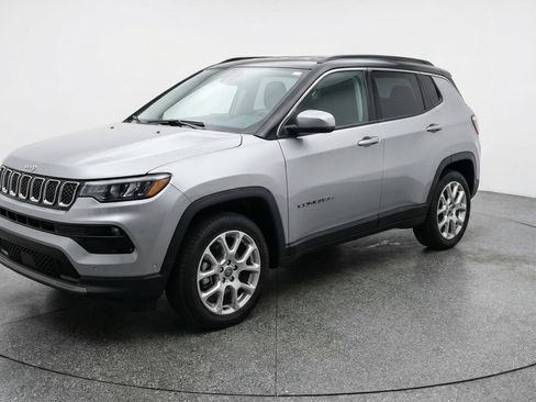 Used 2025 Jeep Compass Limited AWD/4WD image 3