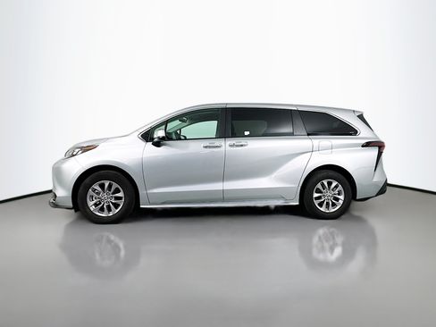Used 2024 Toyota Sienna LE AWD/4WD image 4
