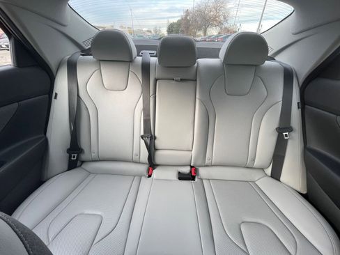 Used 2025 Hyundai Elantra Limited image 37