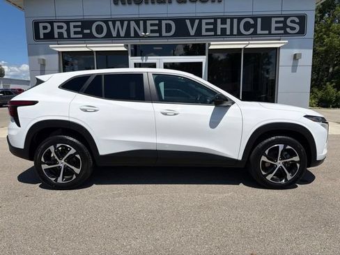 Certified 2024 Chevrolet Trax RS FWD image 2