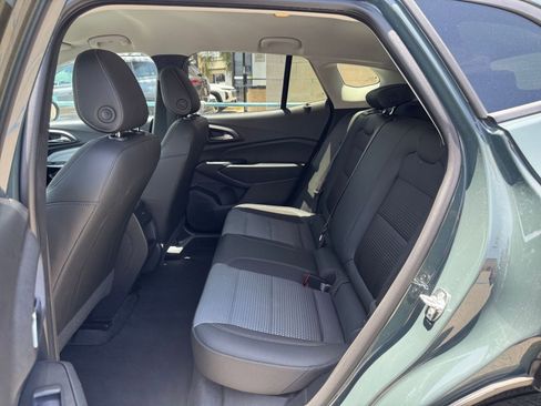 Used 2025 Chevrolet Trax LT w/ LT Convenience Package FWD image 25