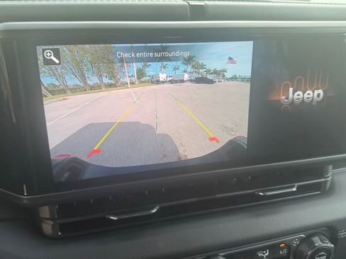 Certified 2025 Jeep Gladiator Rubicon w/ Safety Group image 15